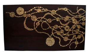 Ekran z drewna tekowego ze złotym ornamentem, design Aljoud Lootah