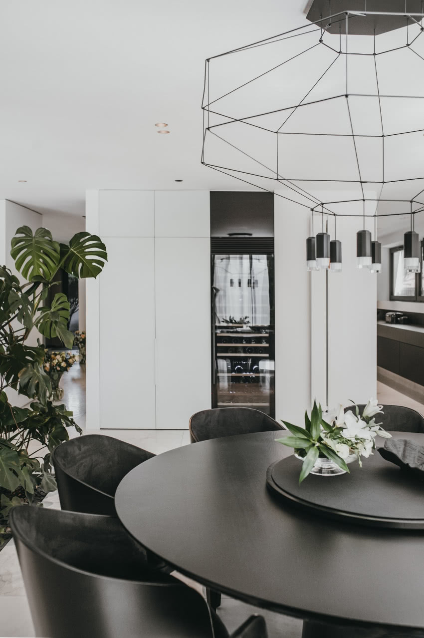 Nad jadalnianym stołem również zawisła lampa z...