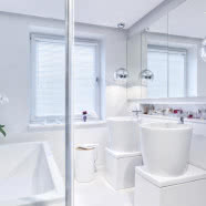 Białe wnętrza i kolorowy design