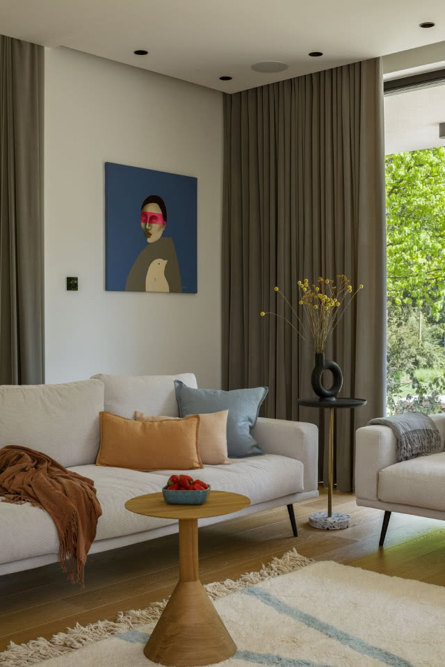 Salon pełen światła z drewnianą podłogą i beżowymi meblami