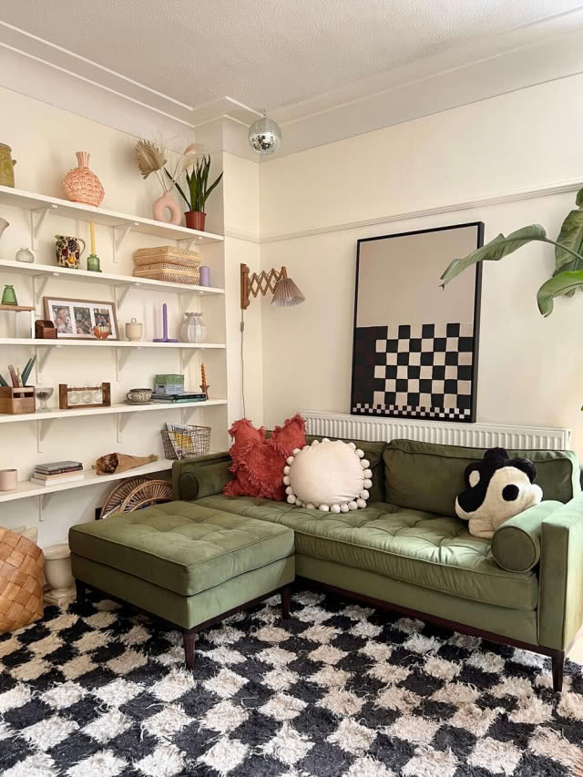 sofa, dywan w szachownicę, półki