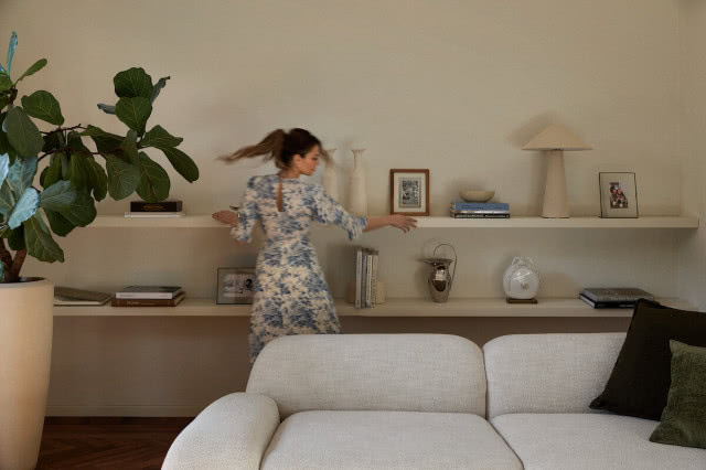 półki w salonie nad kanapą