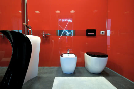 Łazienka dla gości - czerwone szkło na ścianach