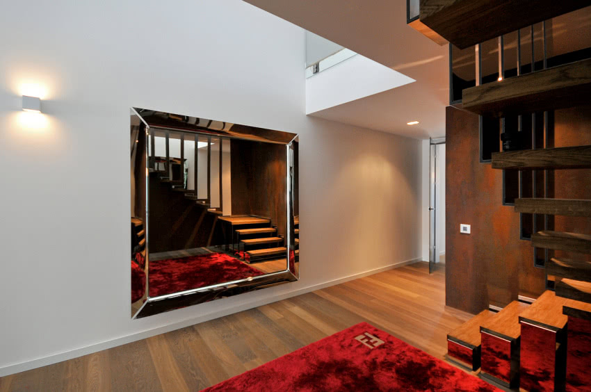 Przestronnemu holowi posmaku luksusu dodają...