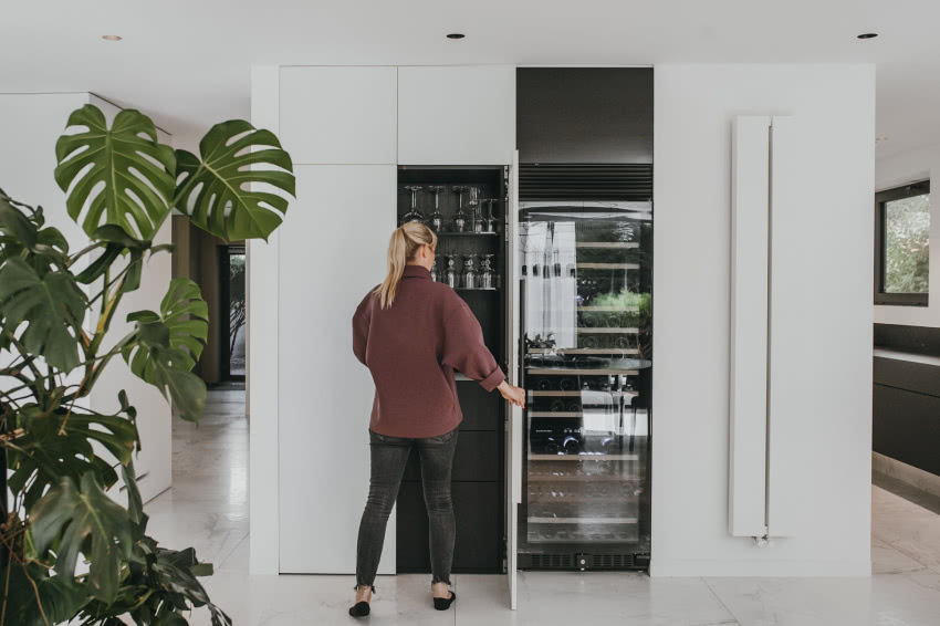 Podłoga z białego, błyszczącego
marmuru...