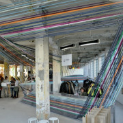 Tasiemki dzielą przestrzeń - aranżacja wnętrz...