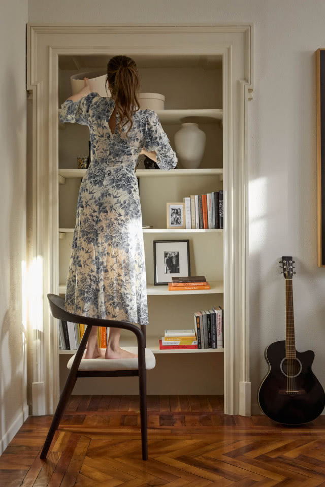 wnęka w ścianie biblioteka półki