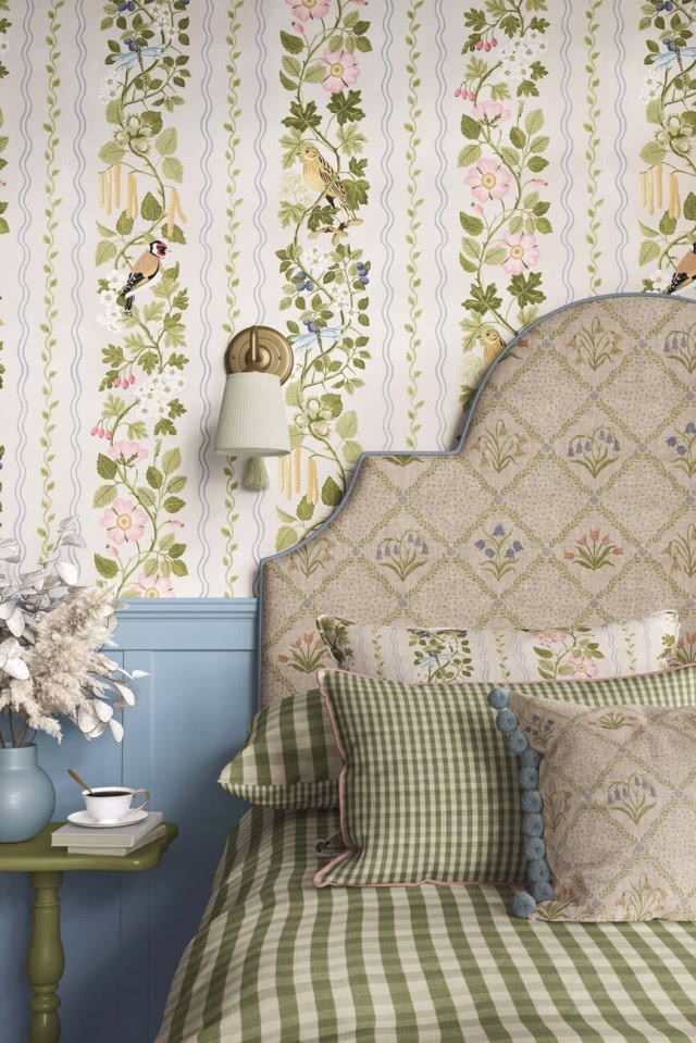 Ozdobny zagłówek na tle ściany pokrytej romantyczną tapetą w kwiaty 