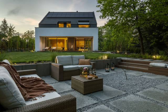 Aranżacja nowoczesnego domu z zewnątrz