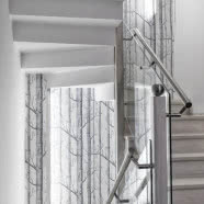 Białe wnętrza i kolorowy design