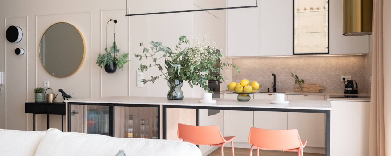 Dobrze skomponowane. Nowoczesne wnętrze z elegancką sztukaterią