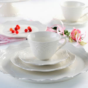 Aranżacja wielkanocnego stołu z porcelaną Villa Italia