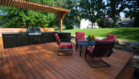 Dlaczego warto stworzyć w pełni funkcjonalną kuchnię na tarasie lub w ogrodzie?