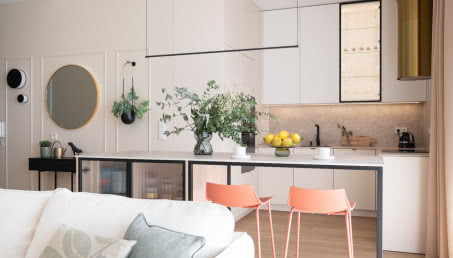 Dobrze skomponowane. Nowoczesne wnętrze z elegancką sztukaterią