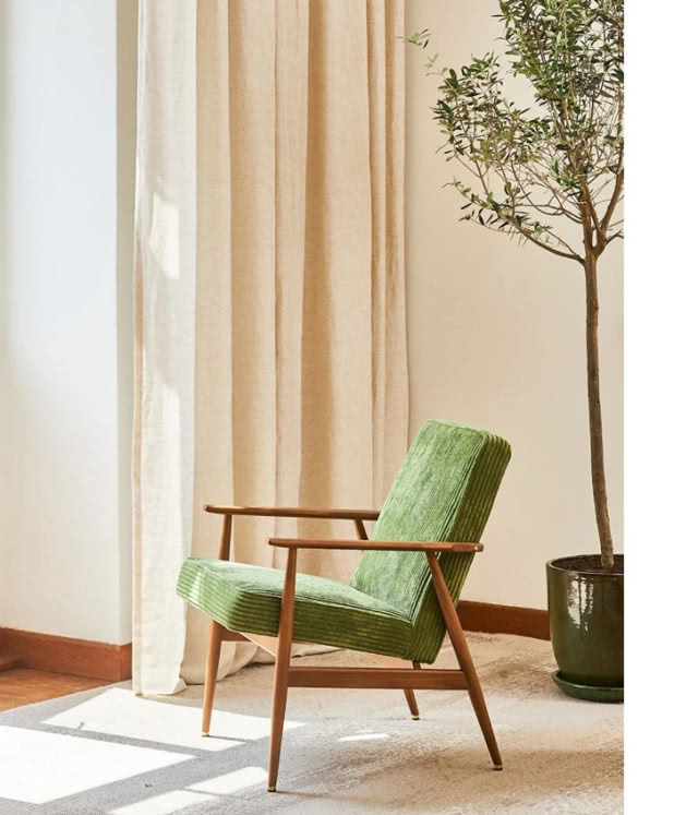 fotel na tle donicy z drzewkiem