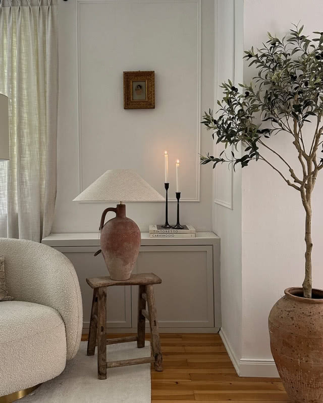 widok na komodę, lampa zrobiona z glinianego wazonu