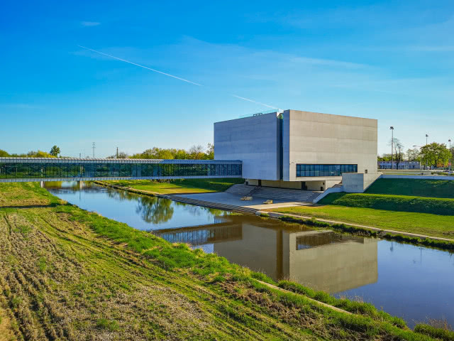 Widok na budynek Bramy Poznania