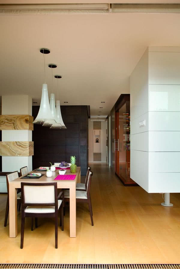 Jadalnię od salonu oddziela nietypowa zabudowa...