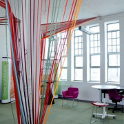 Tasiemki dzielą przestrzeń - aranżacja wnętrz...