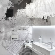 Białe wnętrza i kolorowy design