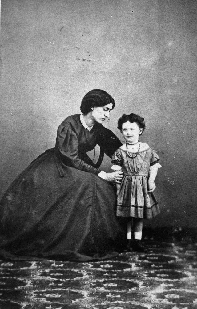 fotografia czarno-biała, kobieta w obszernej sukni