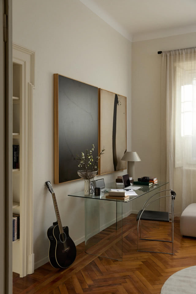 biurko szklane w salonie