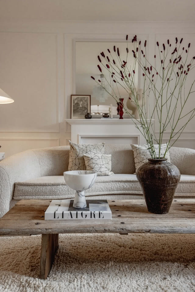 stolik z wazonem na tle sofy