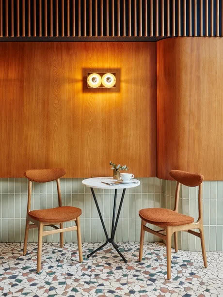 dwa krzesła i stoli kawiarniany