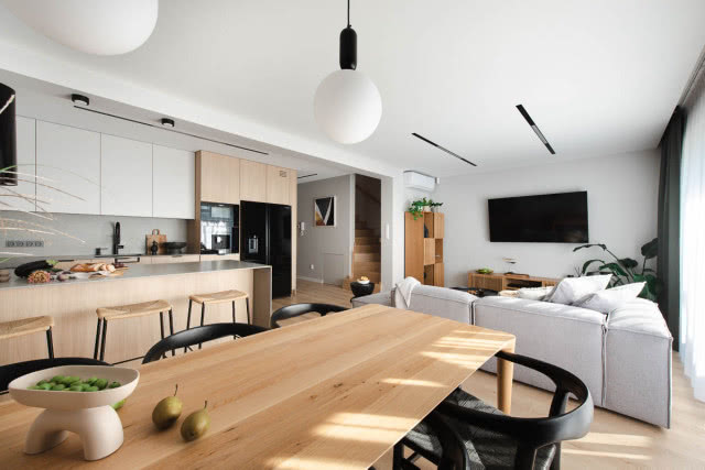 Biało-szary salon z dodatkiem drewna