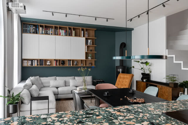 zielona kuchnia z kamienną wyspą kuchenną