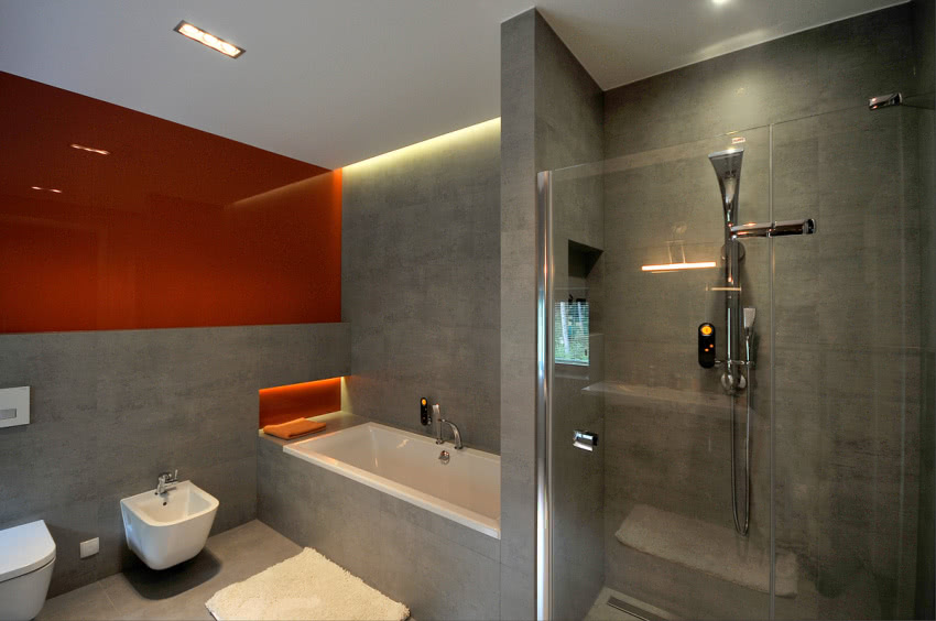 W łazience postawiono na kontrast kolorów i...