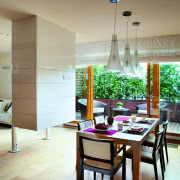 Za szklaną ścianą sypialni jest prysznic.