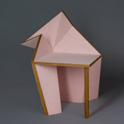 Koronkowy stołek Projekty Lootah są zarazem...