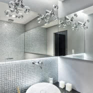 Białe wnętrza i kolorowy design