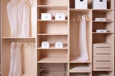 Garderoba ze skosami - triki na urządzenie funkcjonalnej przestrzeni 