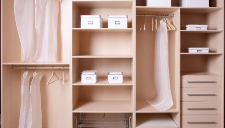 Garderoba ze skosami - triki na urządzenie funkcjonalnej przestrzeni 