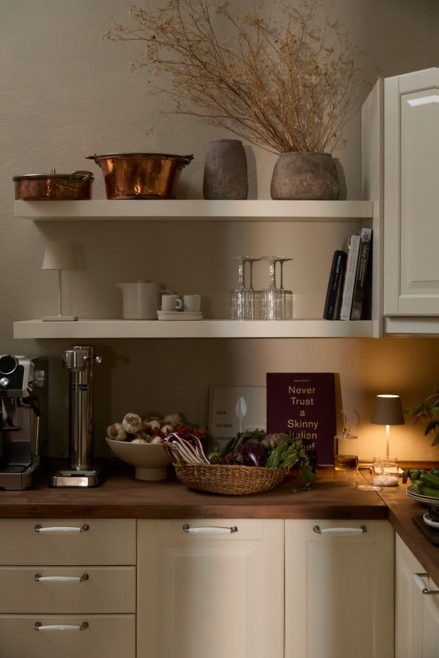 kuchnia miedziane garnki półki 