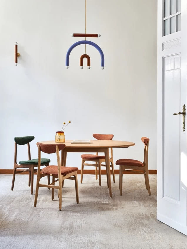 krzesła i stół w salonie