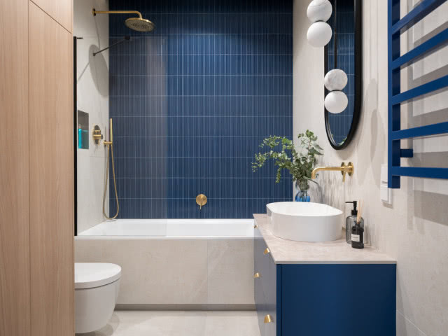 niebieskie płytki nad wanną w łazience