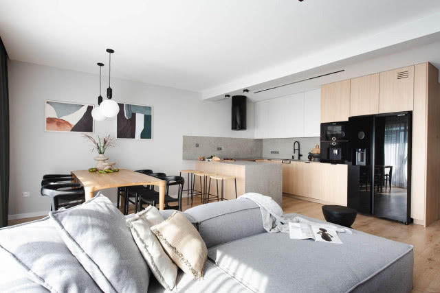 Biało-szary salon z dodatkiem drewna