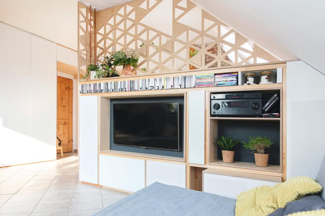 Ścianka oddzielająca salon od kuchni.