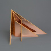 Koronkowy stołek Projekty Lootah są zarazem...