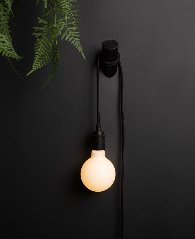 Czarne ściany z industrialnym kinkietem