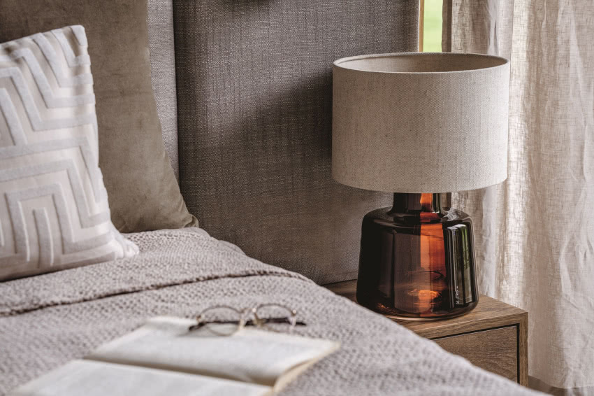 Lampa Santana Chocolate z lnianymi 
abażurem...