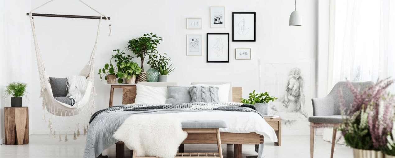 Mała sypialnia w odcieniach szarości - jak optycznie powiększyć przestrzeń?