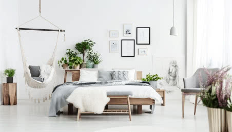 Mała sypialnia w odcieniach szarości - jak optycznie powiększyć przestrzeń?