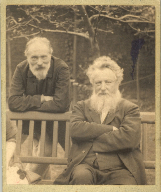 Morris siedzi na ławce, jego kolega stoi oparty o ławkę