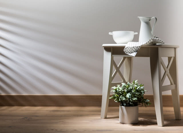 drewniana listwa przypodłogowa, stolik, misa, wazon, kwiat w doniczce