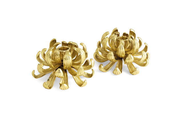 Świecznik Dahlia w kształcie
kwiatu dalii – doskonała symetria.