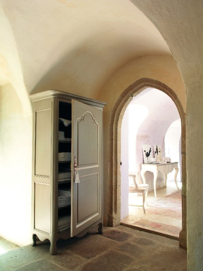 Provencal - szafa wykonana z litego drewna...